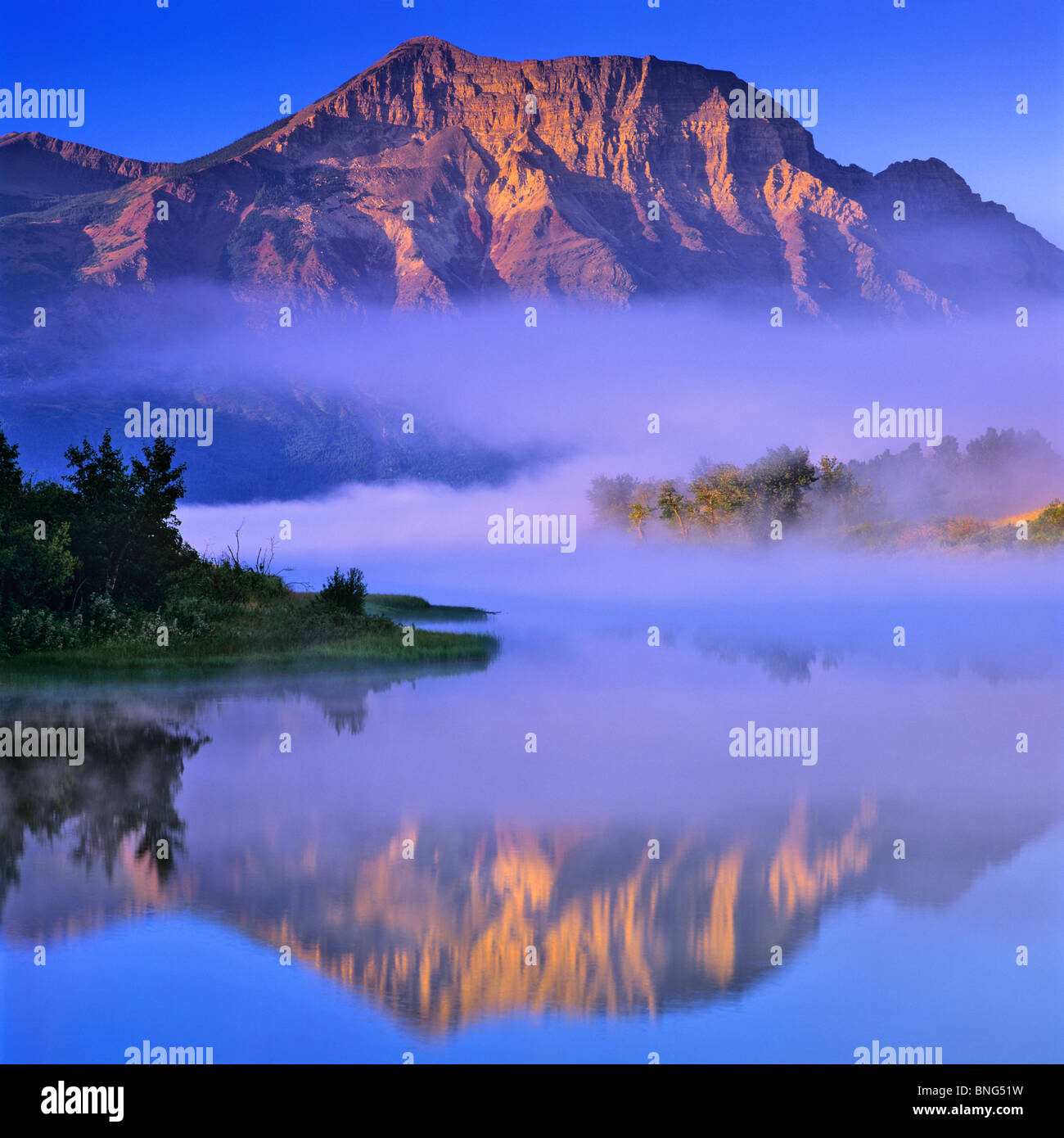 Reflexion eines Berges im Wasser, Waterton Lakes National Park, Alberta, Kanada Stockfoto