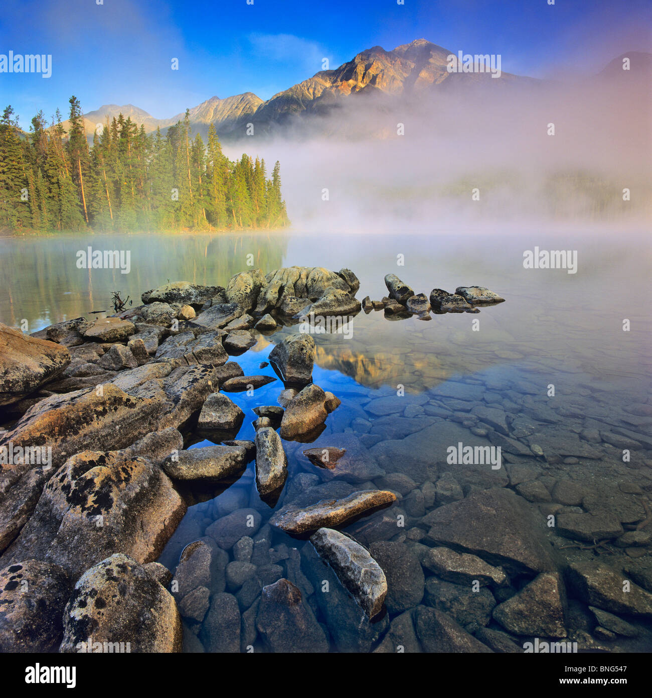 Stein in einem See mit Berg im Hintergrund, Pyramid Lake Pyramid Mountain, Jasper Nationalpark, Alberta, Kanada Stockfoto