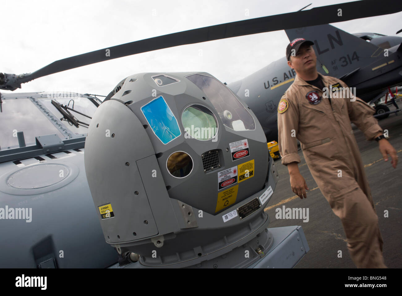 US Navy Piloten und Infrarot-Wärmebildkamera auf Nase von einem Sikorsky MH-60R Hubschrauber auf der Farnborough Airshow. Stockfoto