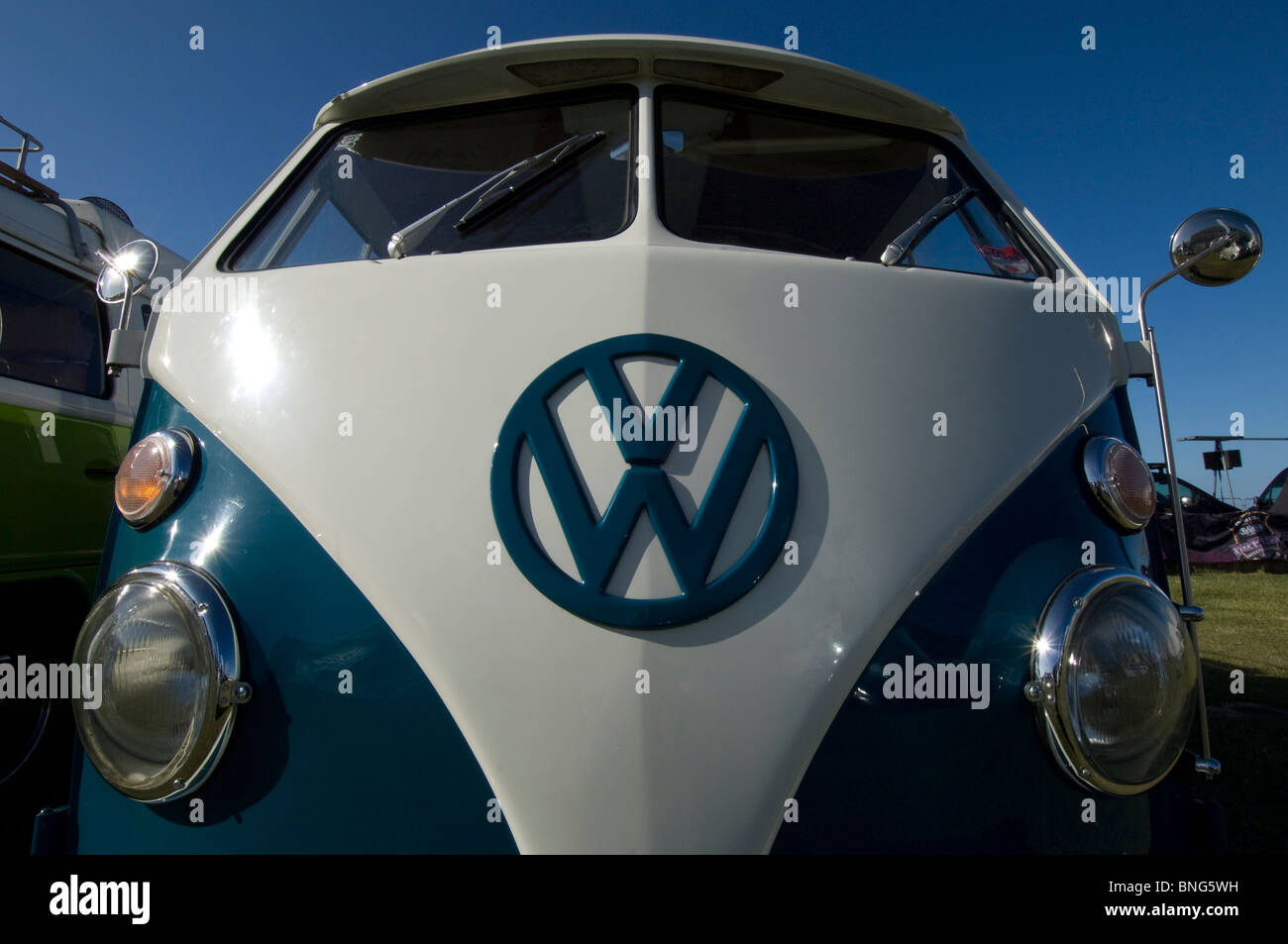 Einem makellosen blauen und weißen restauriert VW Volkswagen Kombi Campervan Teilnahme an einer Kundgebung am Brighton und Hove direkt am Meer. Stockfoto