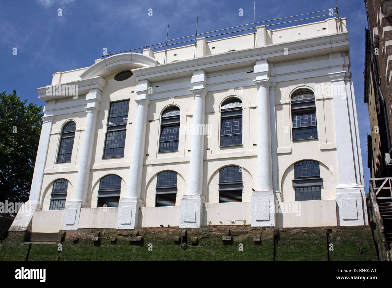 London Docklands, Old Aberdeen Wharf, gesehen von der Flussseite. Stockfoto