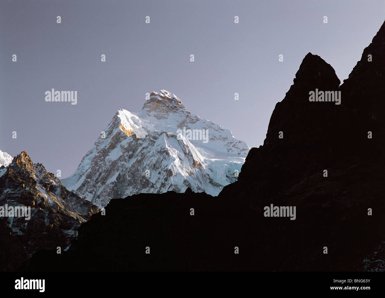 Der dramatische Höhepunkt und Südwand des Jannu in der Kangchenjunga Region Osten Nepals Stockfoto