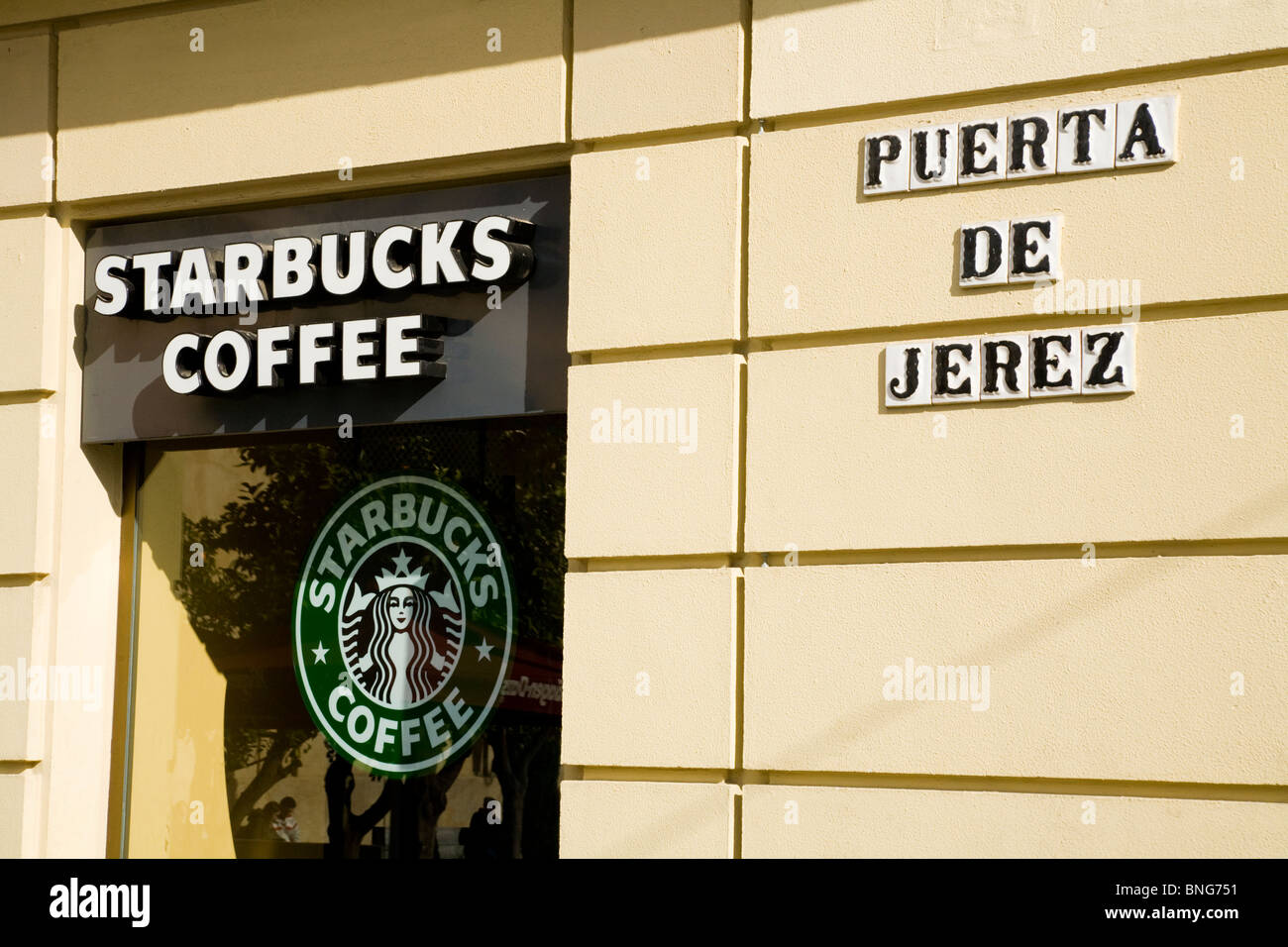 Starbucks / Star Bucks Kaffeebar in Sevillas Puerta De Jerez. Sevilla, Spanien. Stockfoto