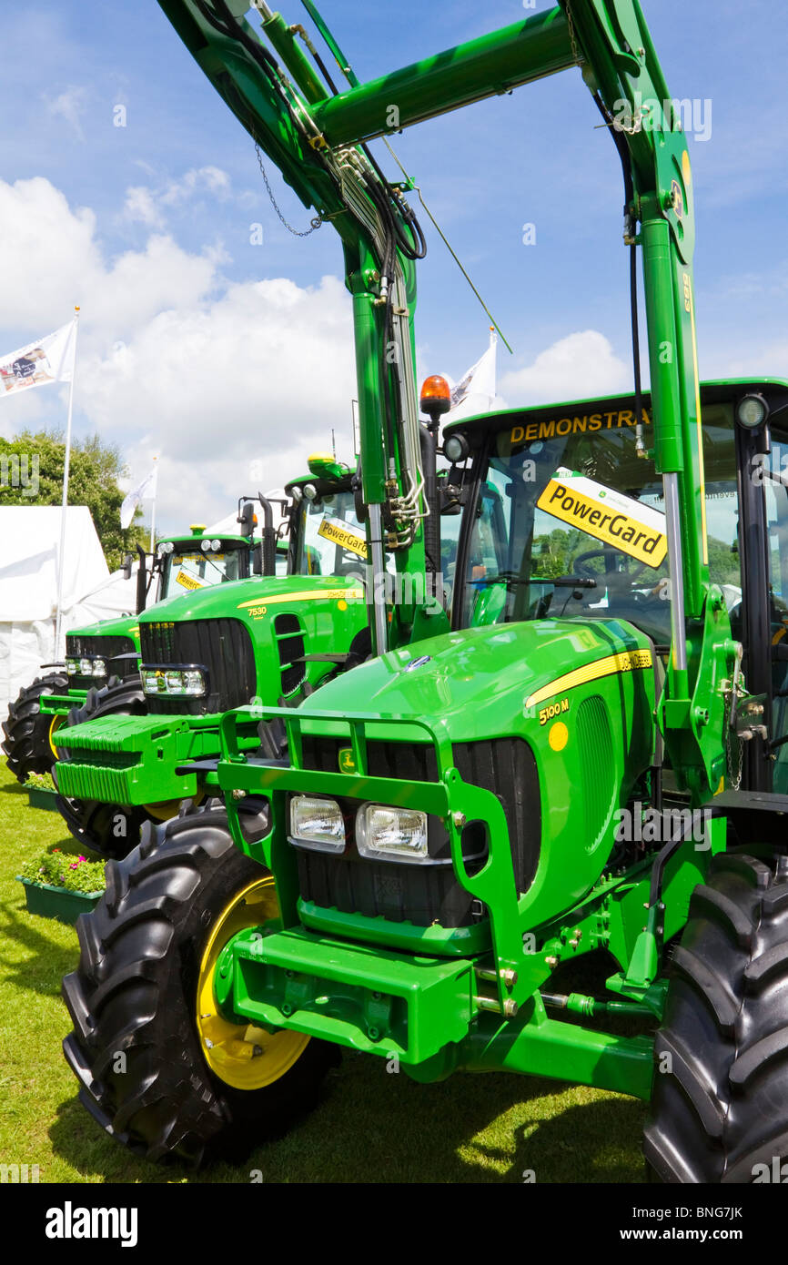 Eine Reihe von John Deere Traktoren auf dem Display an einer Landwirtschaftsausstellung in das Dorf Corbridge in Northumberland, England Stockfoto