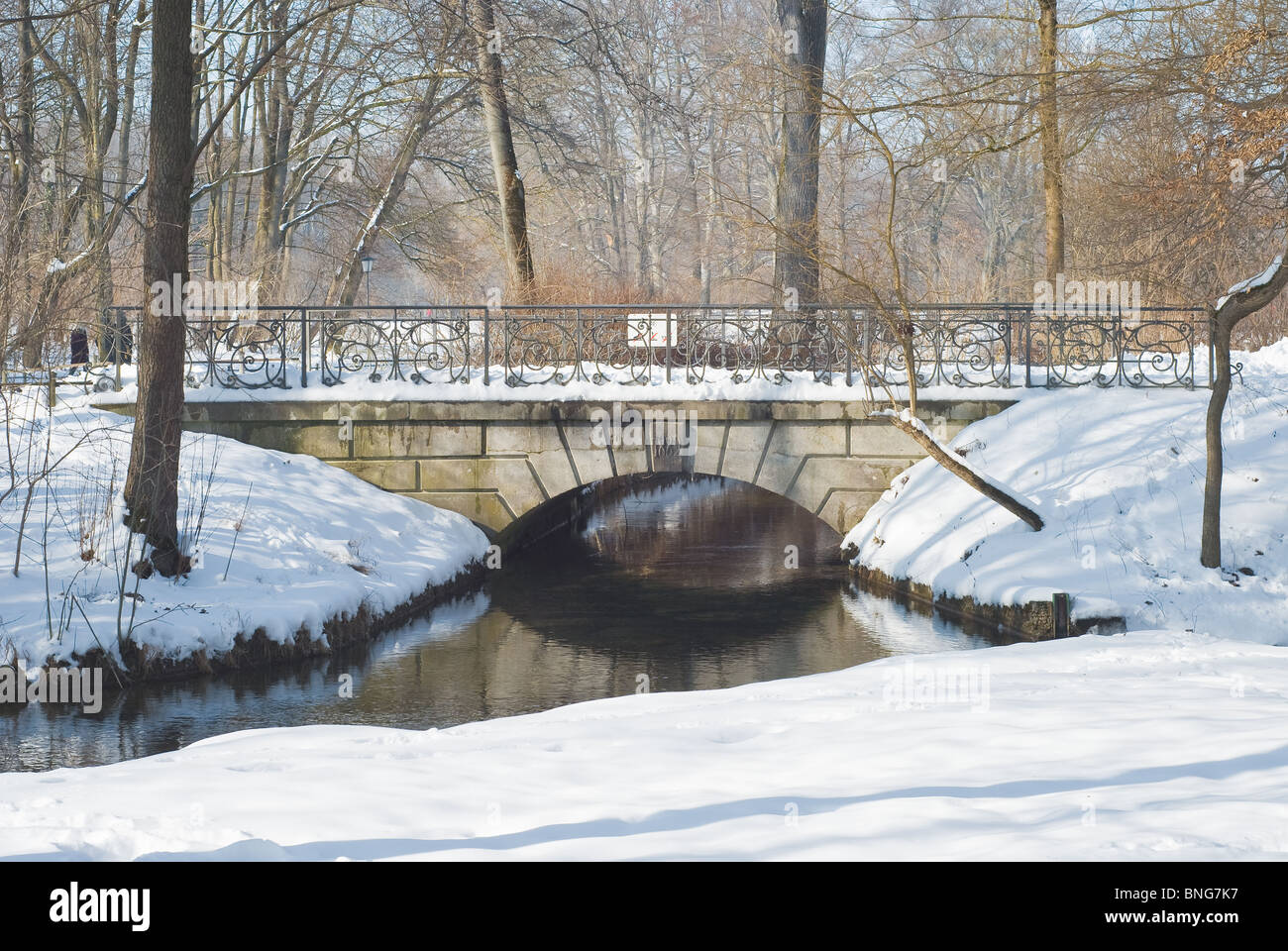 Winter-Wunderland mit Brücke nach einem Schneesturm Stockfoto