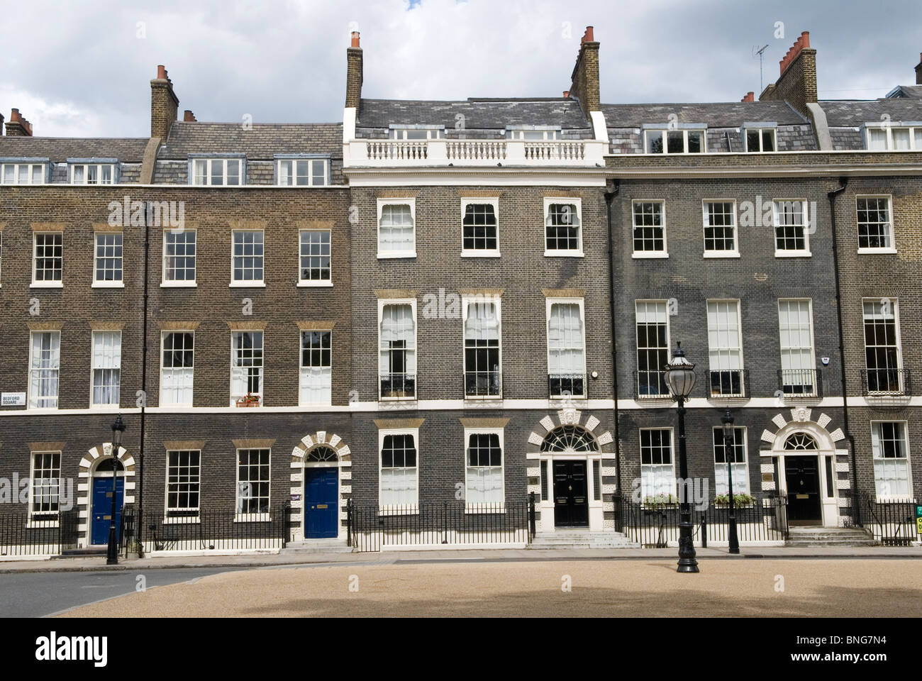 Bedford Square Bloomsbury London WC1 England (Nordseite) Eine Reihe von terrassenförmig angelegten großen georgianischen Häusern. HOMER SYKES Stockfoto