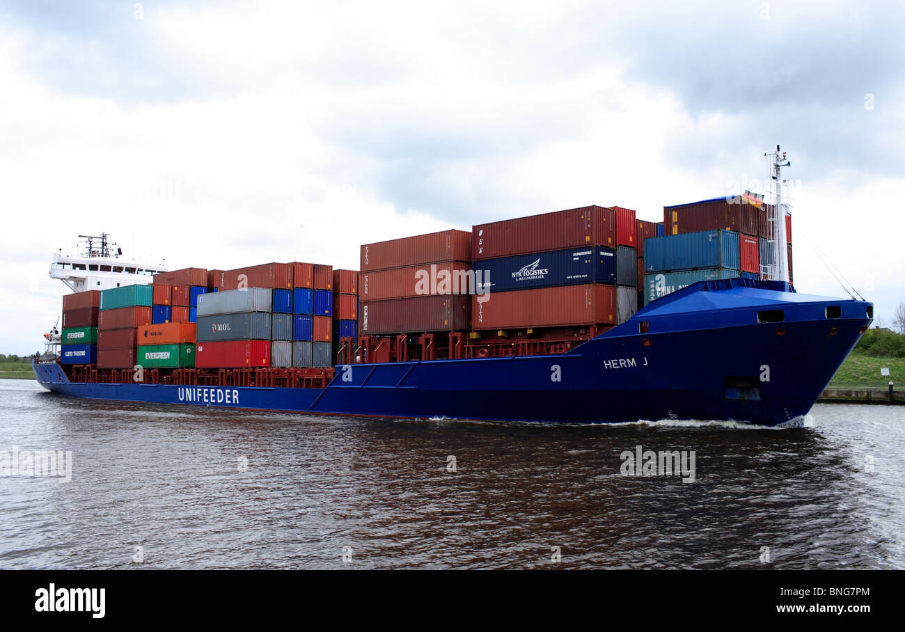 Das Containerschiff Herm J auf dem Nord-Ostsee-Kanal, Rendsburg, Deutschland Stockfoto