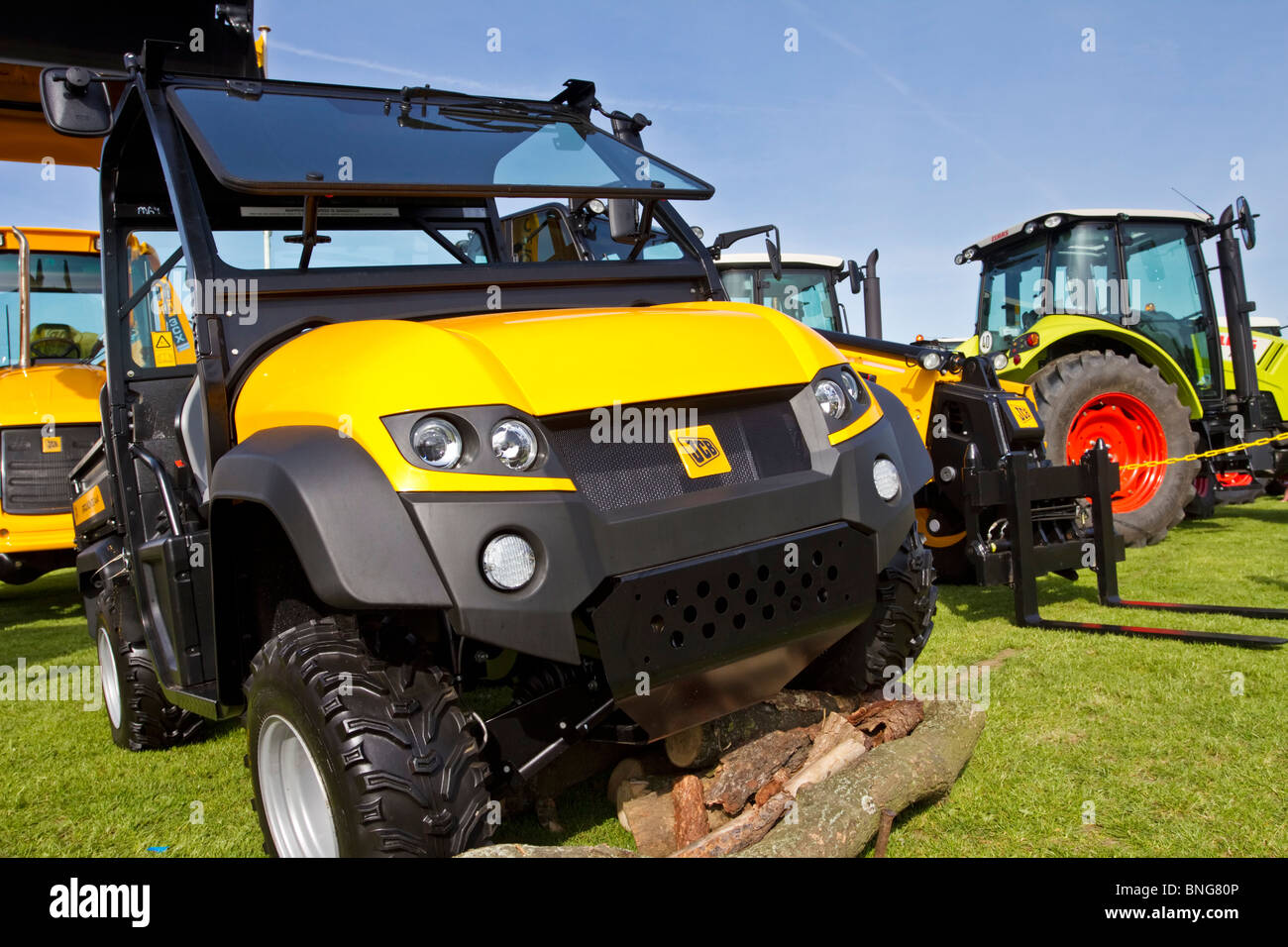 Eine Vielzahl von landwirtschaftlichen Fahrzeuge von JCB auf dem Display an der jährlichen Northumberland County Show in Corbridge, England Stockfoto