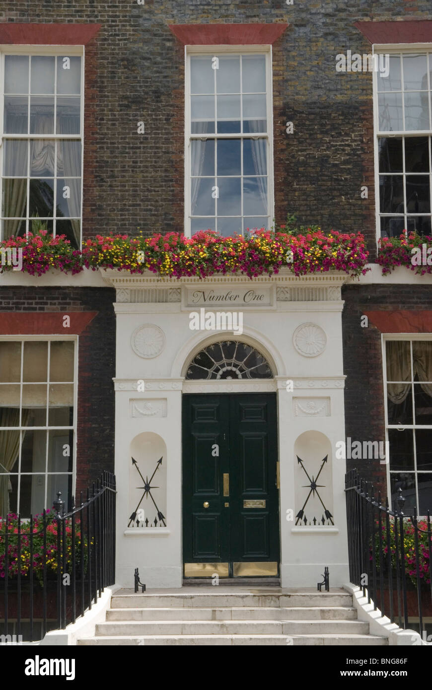 Bedford Square, Bloomsbury London WC1 England Großbritannien. Nummer eins Bedford Square, Heimat von Cameron Mackintosh (Overseas) Limited. HOMER SYKES Stockfoto