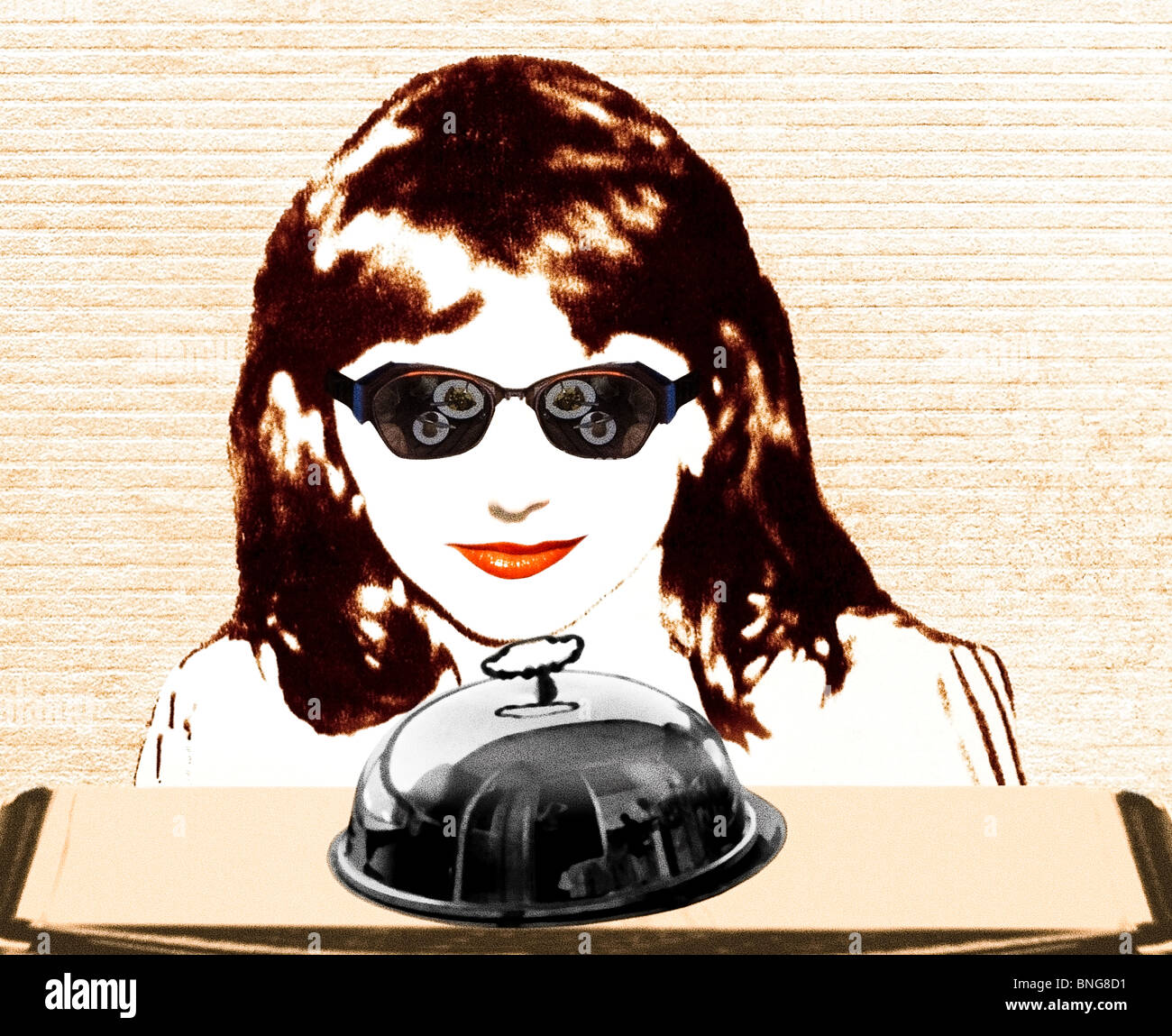 Essen Erfahrung Abbildung einer Frau, Mädchen in Sonnenbrille mit Essen Reflexion und überdachte Platte von einer silbernen Kuppel, Plakat Stockfoto