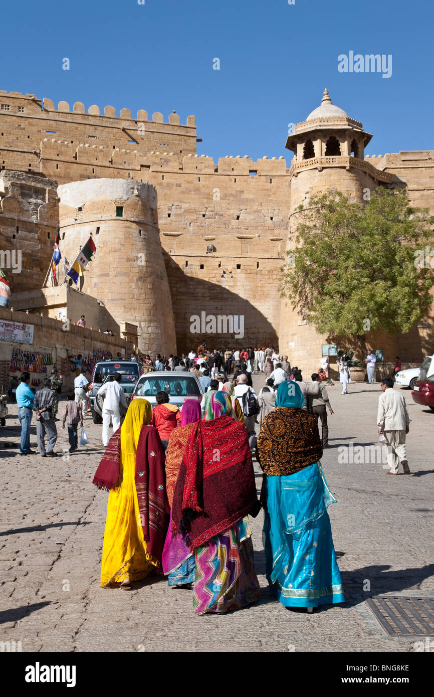 Indische Frauen besucht das Jaisalmer Fort. Rajasthan. Indien Stockfoto