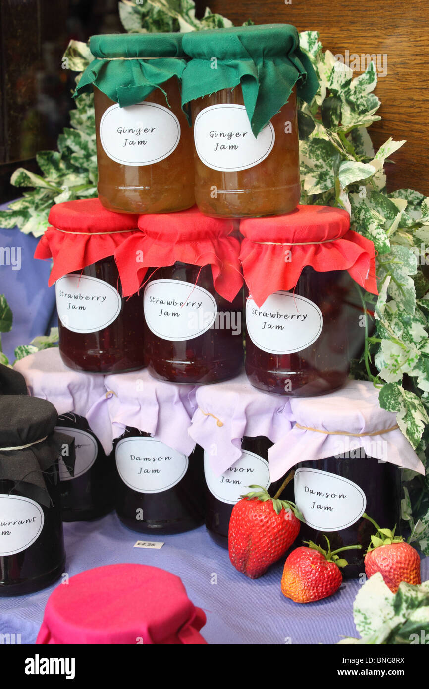 Gläser von hausgemachte Marmelade auf dem Display in Shop Fenster, Keswick, Cumbria, England Stockfoto