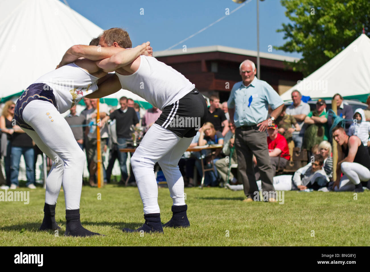 Junge Männer beteiligt "Cumberland Wrestling" auf der Northumberland County Show in Corbridge, England Stockfoto