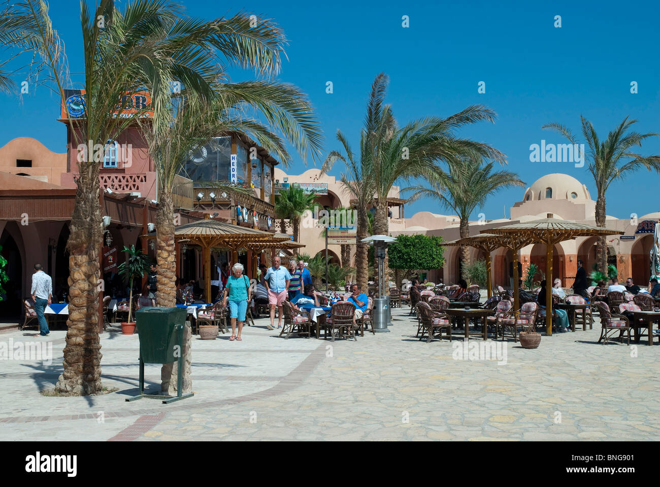 Terrasse-Café in Tamr Henna Platz, El Gouna, Rotes Meer, Ägypten Stockfoto