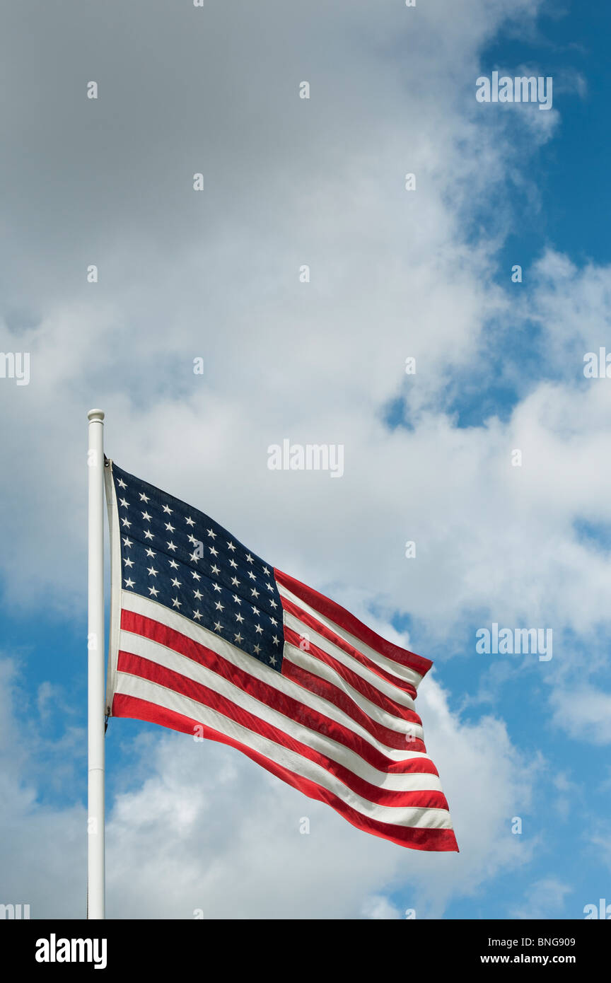 Amerikanische Flagge auf einem Fahnenmast im wind Stockfoto