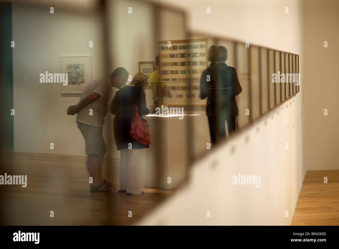 Reflexionen in eine Kunstausstellung. Nottingham-zeitgenössische Kunst-Galerie Stockfoto