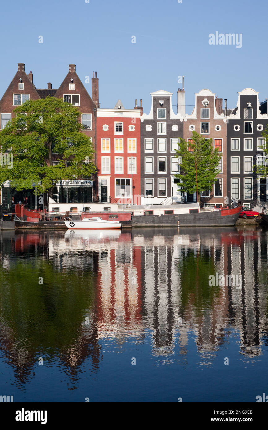 Typische Amsterdamer Häuser spiegelt sich im Wasser des Flusses Amstel Amsterdam Stockfoto