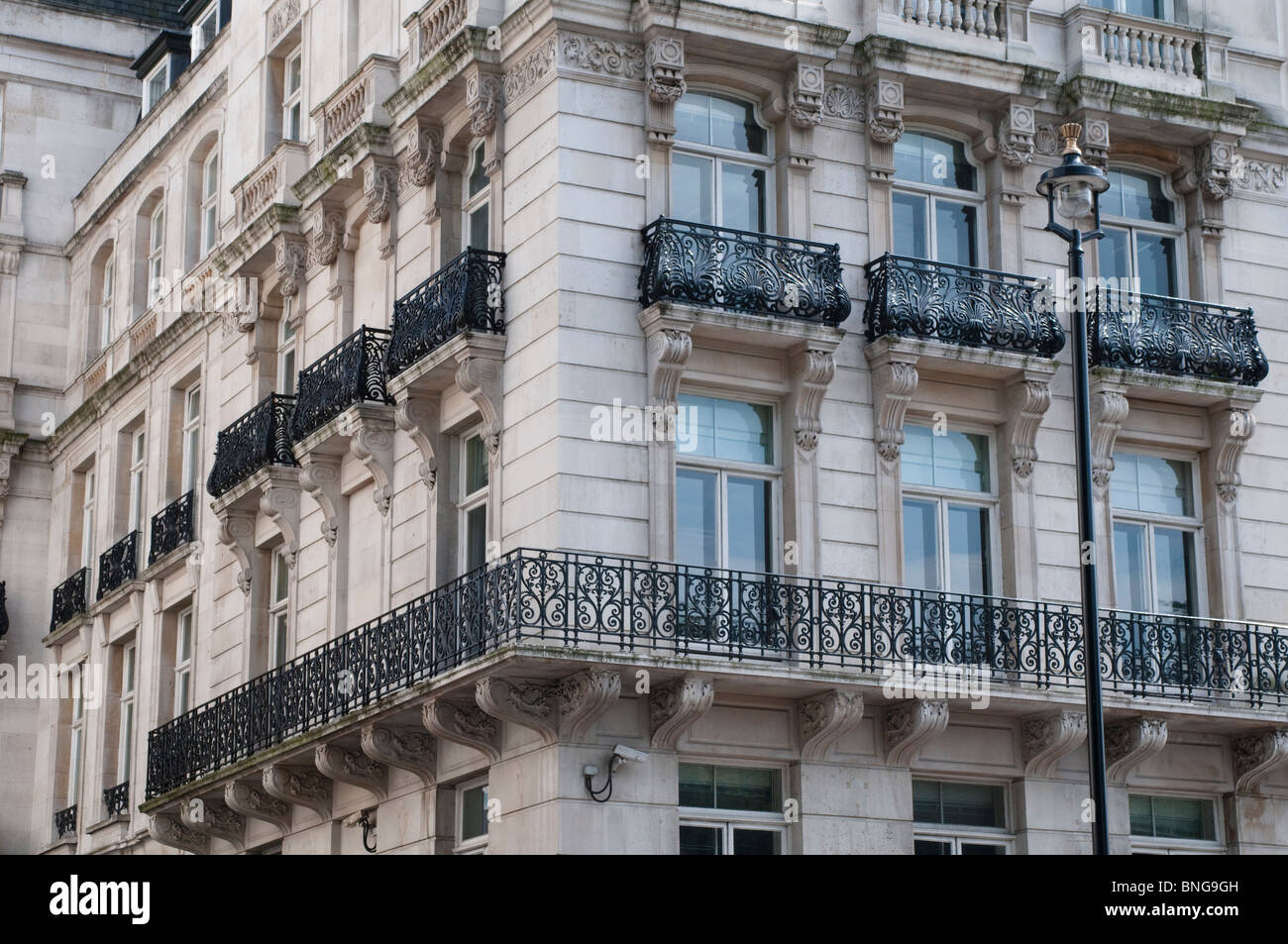 Eckhaus in der Buckingham Palace Road mit gusseisernen Balkonen, London, UK Stockfoto