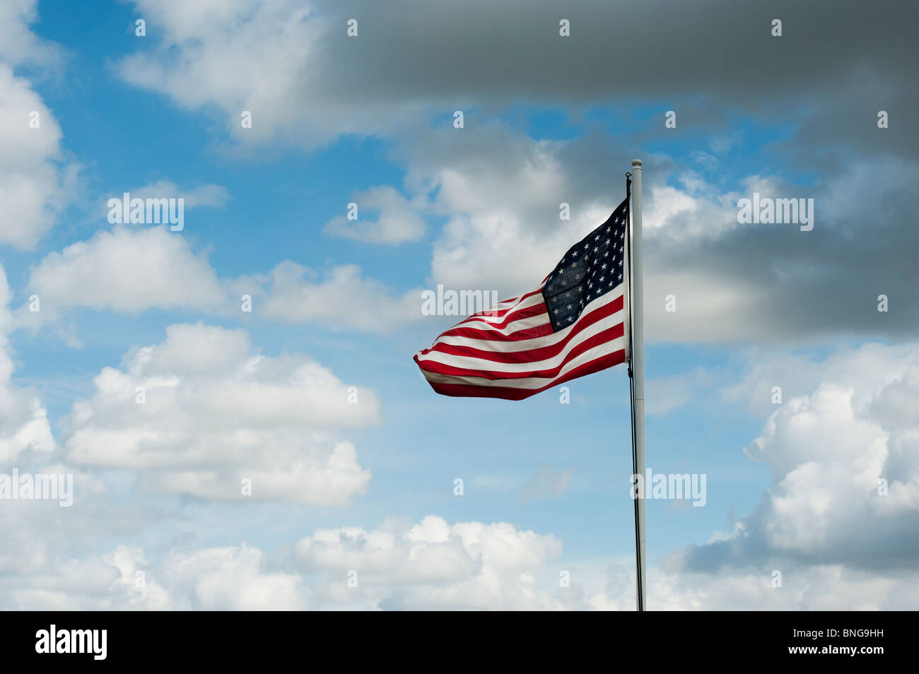 Amerikanische Flagge auf einem Fahnenmast im wind Stockfoto