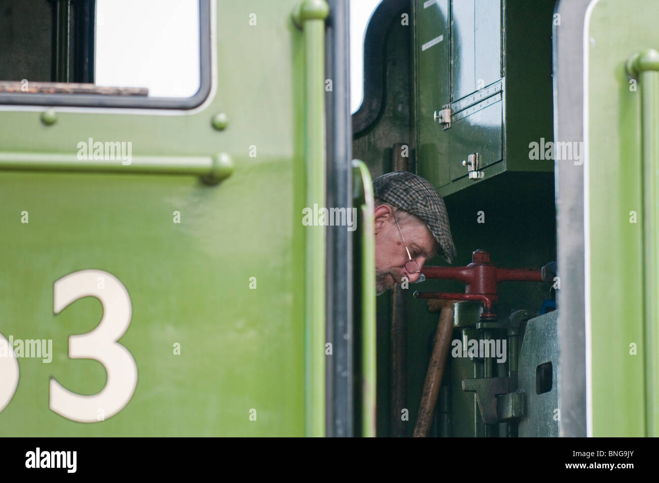 Der Fahrer des 60163 Tornado Lokomotive im National Railway Museum, York, wie es bereitet die Stockente zu ziehen. Stockfoto