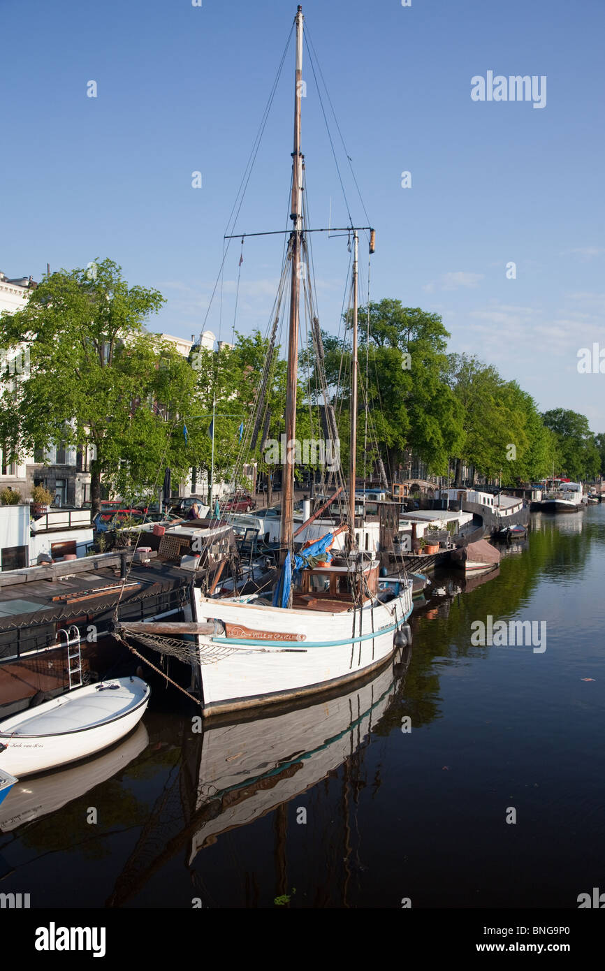 Segelboot auf dem Fluss Amstel, in der Stadt Amsterdam Stockfoto