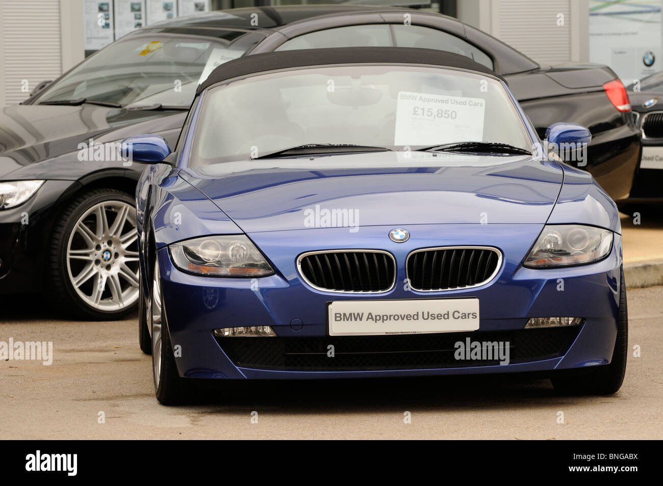 BMW genehmigt, gebrauchte Autos, Auto auf Vorplatz des Händlers Stockfoto