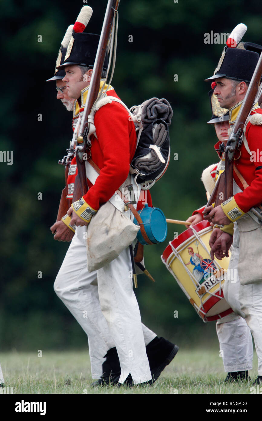 Napoleonischen Redcoats 1792-1815. Brown Bess Muskete, Feuerstein-Sperre, mit glattem Lauf Schwarzpulver Festival Geschichte 2010 Kelmarsh Hall, Stockfoto