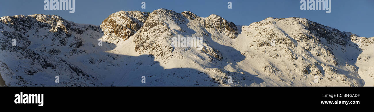 Panoramablick über Crinkle Crags im Winter, englischen Lake District Stockfoto