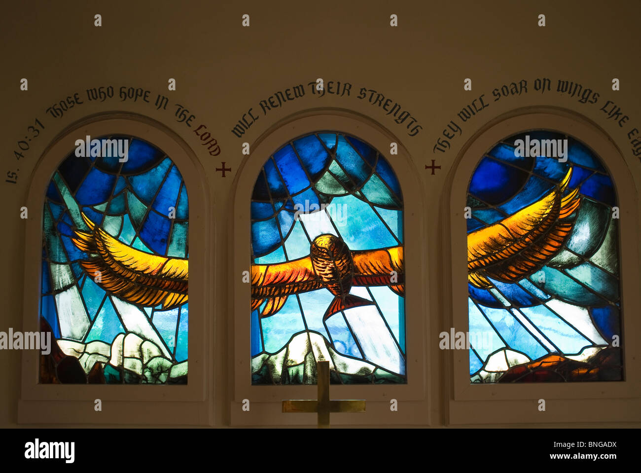 Triptychon Glasfenster in der englischen Kirche St Bernard in Wengen  Schweiz Stockfotografie - Alamy