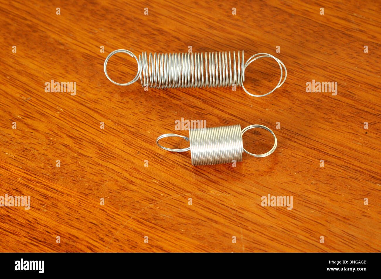 Federn, einer seit gut Strectched, vorbei an der Elastizitätsgrenze Stockfoto