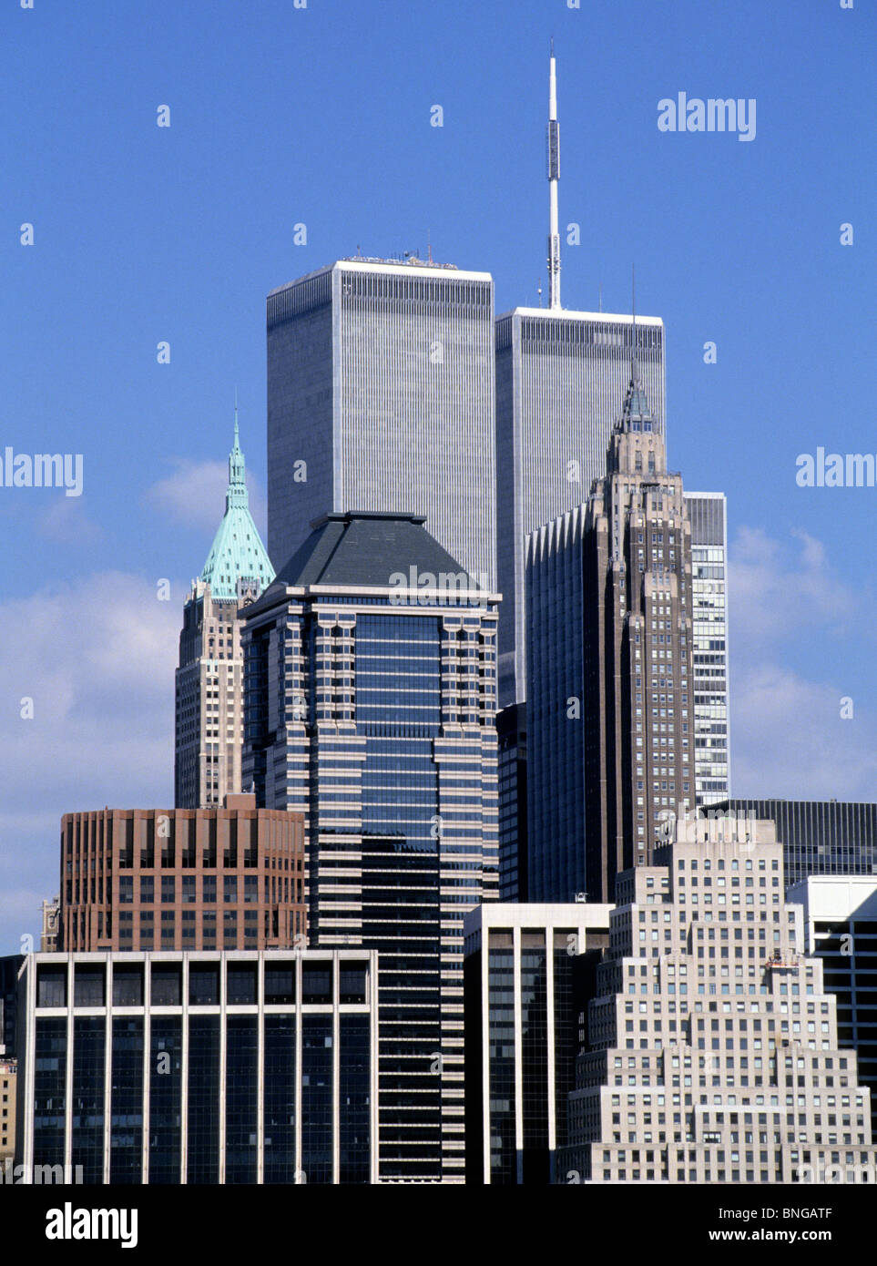 World Trade Center Twin Towers New York Financial District Skyline von Lower Manhattan 1996 vor dem 11. September. Deutsche Bank Office, 40 und 60 Wall Street USA Stockfoto
