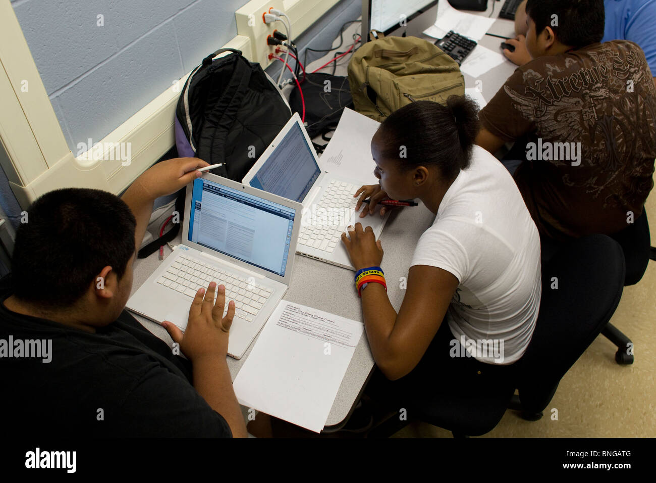 Schülerinnen und Schüler recherchieren online mit Laptop-Computern in der Welt Geschichte Klasse. Stockfoto