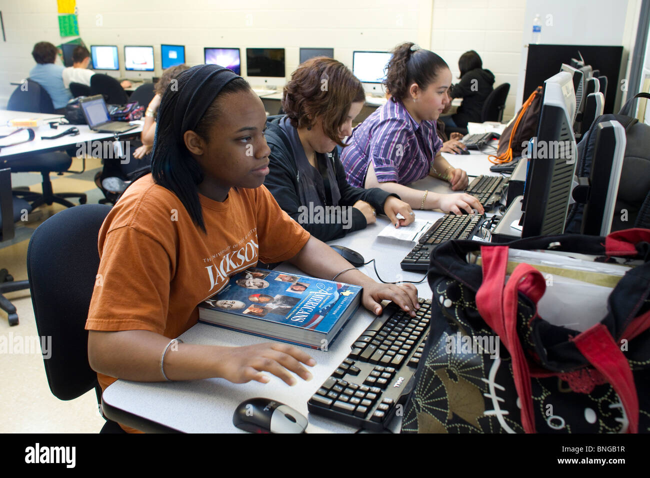 Schulerinnen Und Schuler Arbeiten An Computern In Der Amerikanischen Geschichte Klasse Bei Manor Neue Tech Hs Eine Innovative Offentliche Schule In Manor Tx Stockfotografie Alamy