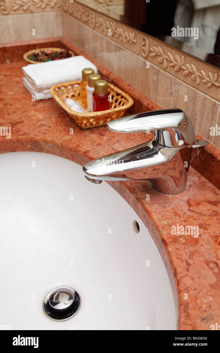 Wasserhahn im Badezimmer Stockfoto