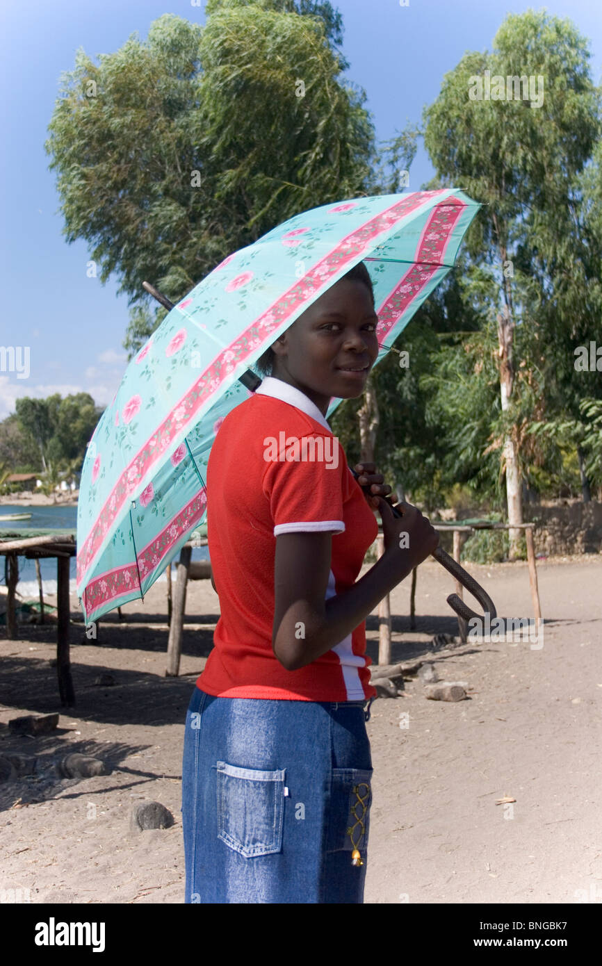 Malawische Frau mit Regenschirm, Abschirmung selbst vor Mittagssonne, beiden Insel, Malawi Stockfoto