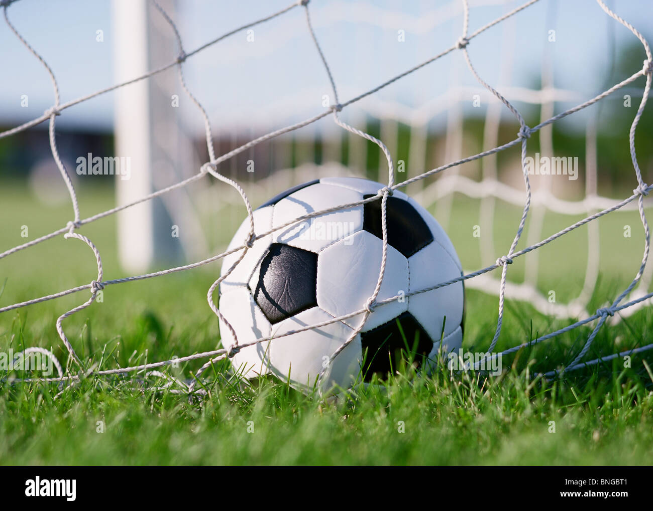 Fußball in das Ziel netto Stockfoto