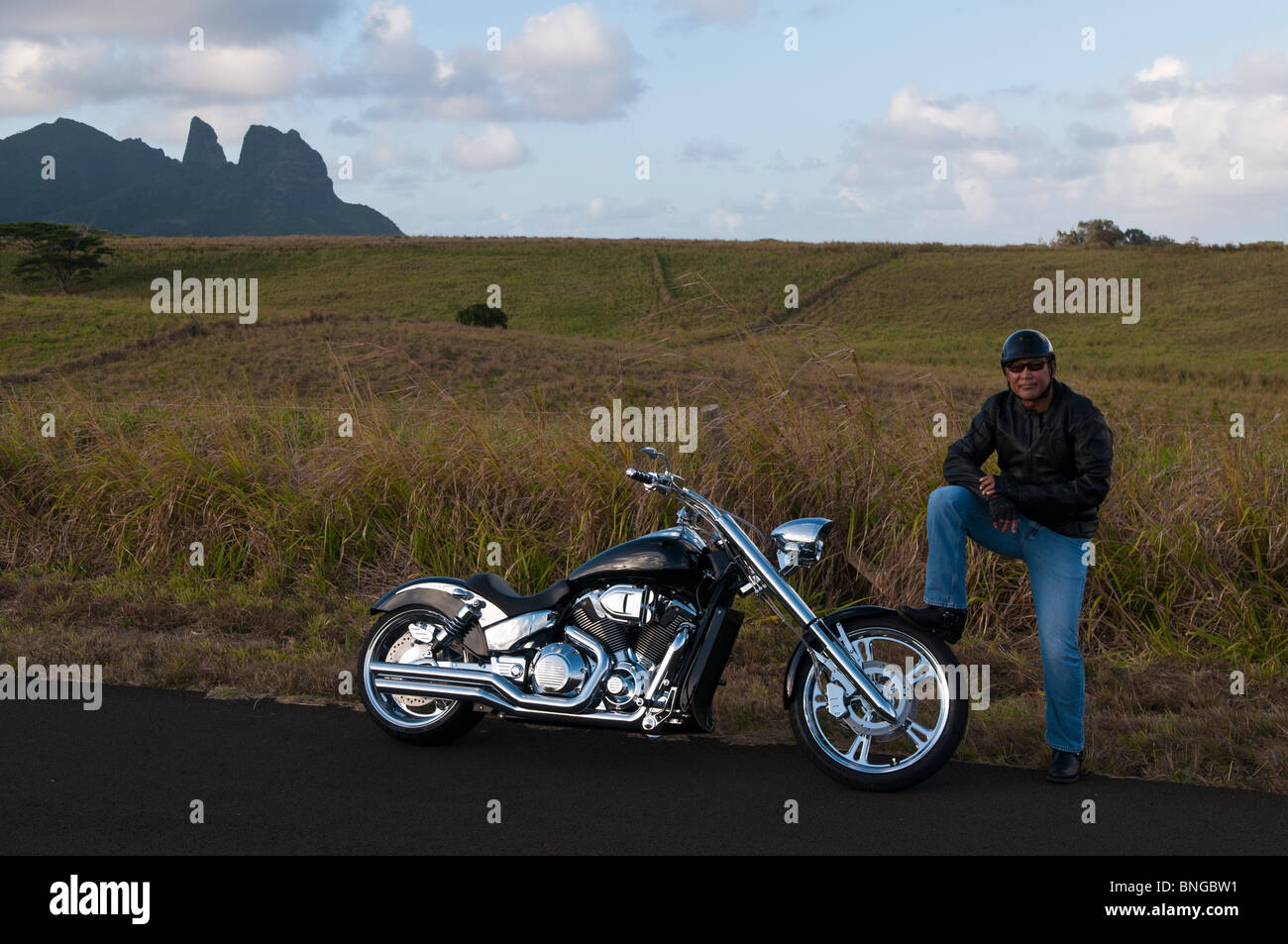 Hawaiian Mann posiert von Straßenmotorrad, Kauai, Hawaii Stockfoto