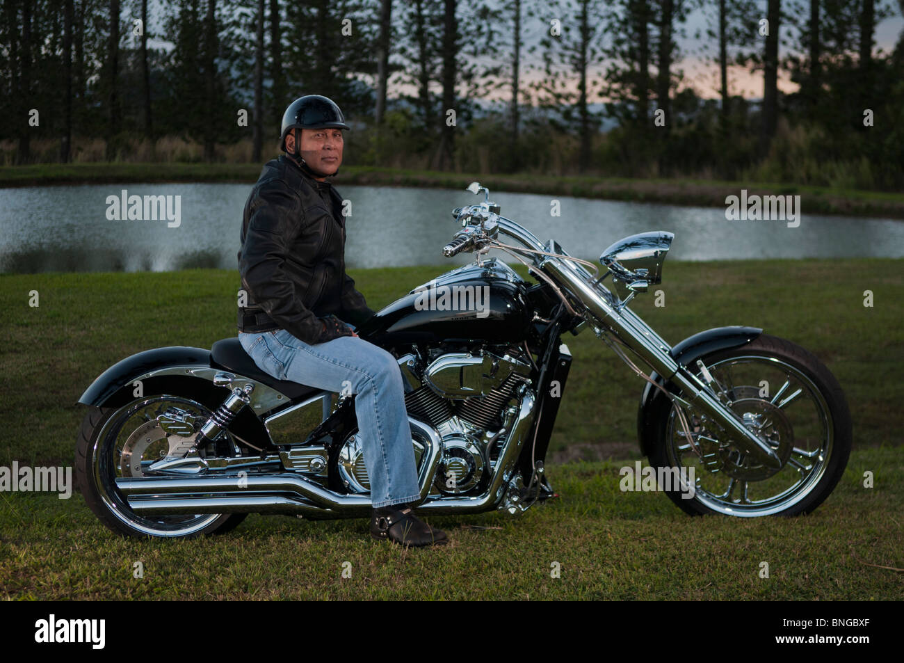 Hawaiian Mann posiert von Straßenmotorrad, Kauai, Hawaii Stockfoto