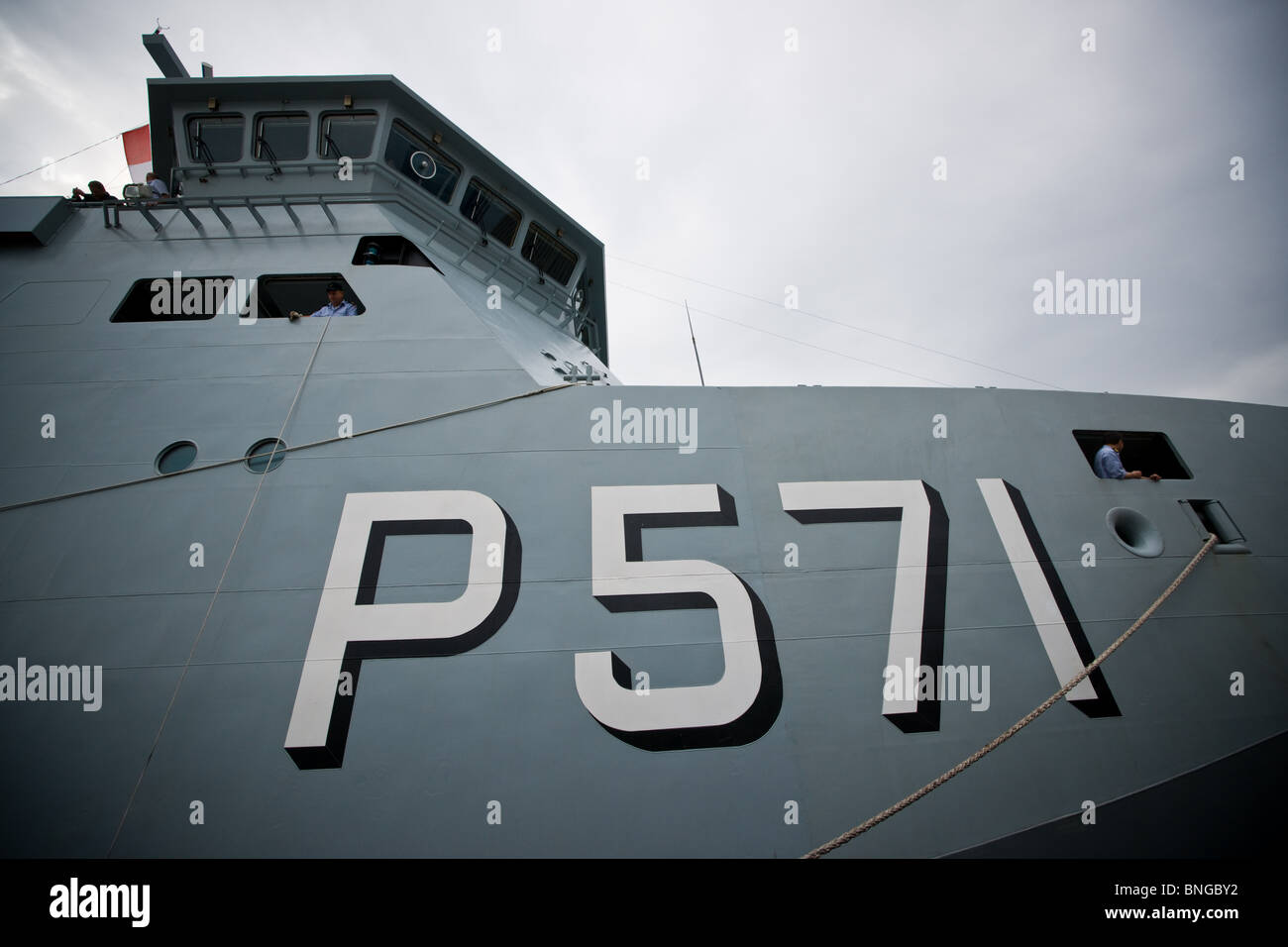 Königliche Dänische Marine vor der Küste patrouillieren Schiff HDMS EJNAR MIKKELSEN kommen neben während der 2010 Fleet Review in Halifax, NS. Stockfoto