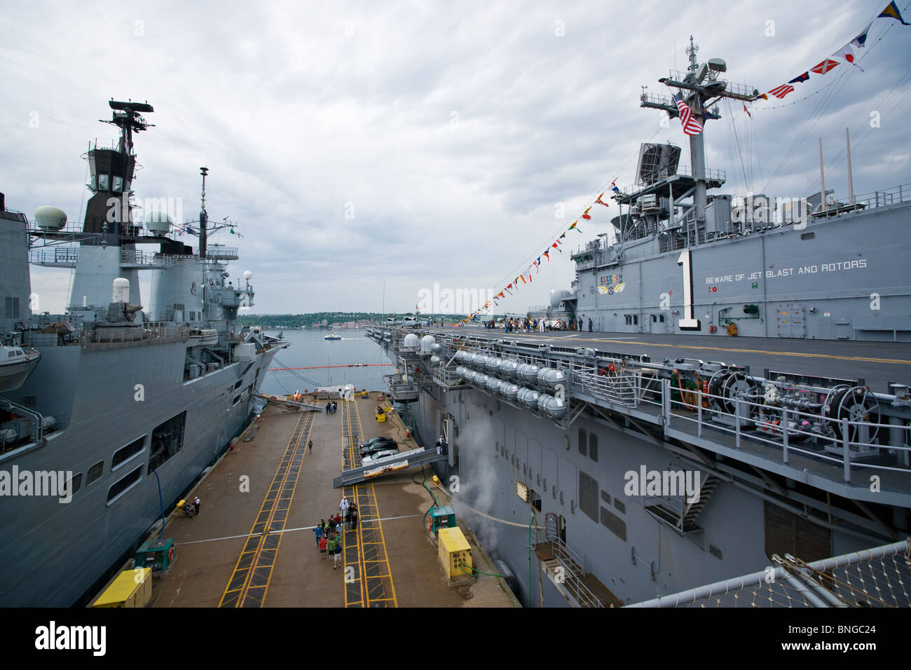 Royal Navy Flugzeugträger HMS ARK ROYAL und US Navy amphibischer Angriff Schiff USS WASP während der 2010 Fleet Review. Stockfoto