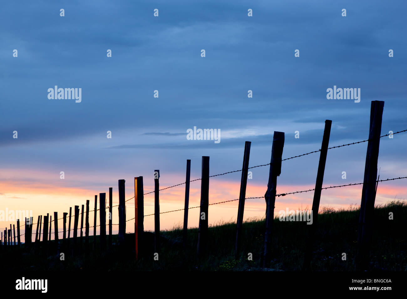 Zaun im Wallowa County, Oregon bei Sonnenuntergang. Stockfoto