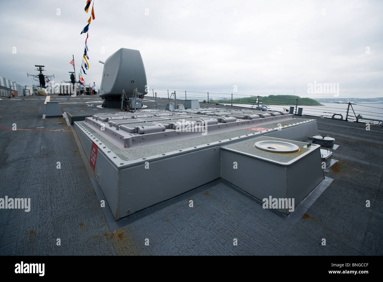 MK.41 vertikale launch System und 5-Zoll-Geschütz am Bug der US Navy Zerstörer USS BARRY während der 2010 Fleet Review in Halifax. Stockfoto