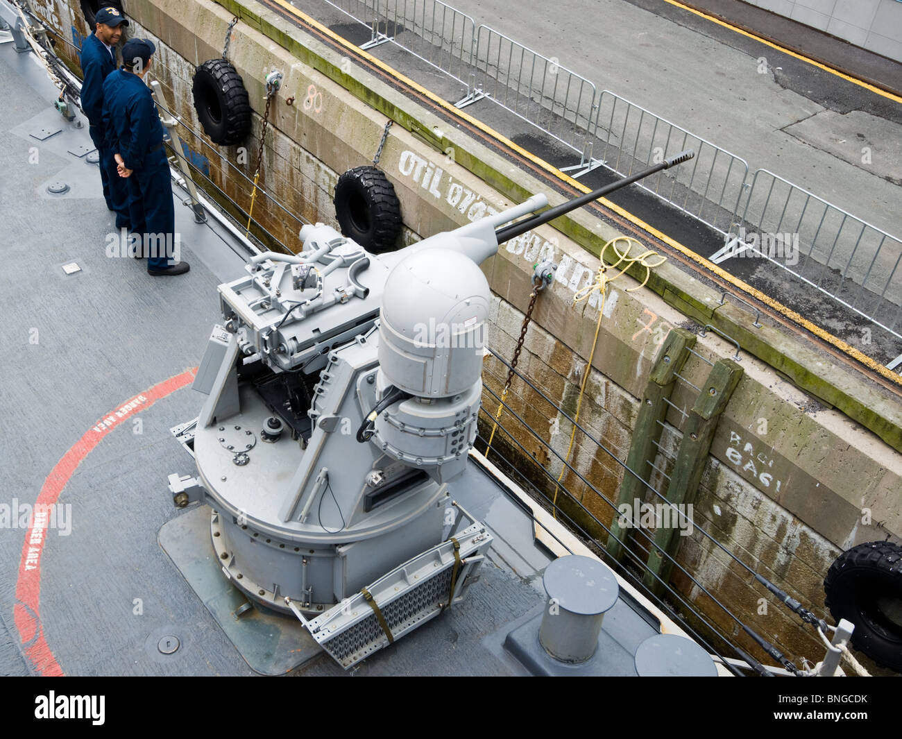 Einer der zwei automatisierte 25mm Bushmaster Kanone wird von der Brücke der US Navy Zerstörer USS BARRY gesteuert. Stockfoto