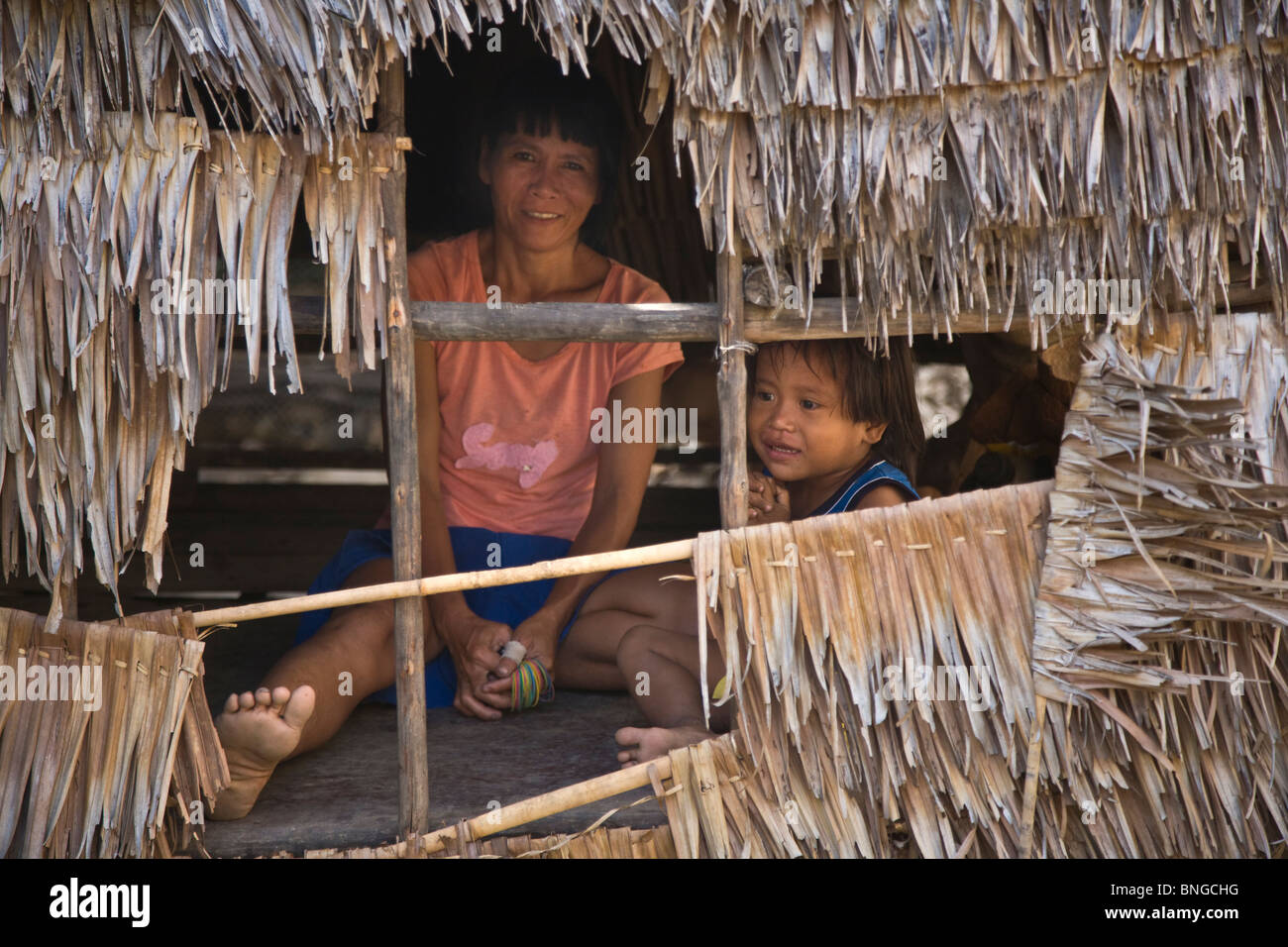 Eine philippinische Mutter und Tochter in einem kleinen Fischerdorf nördlich von EL NIDO - Insel PALAWAN, Philippinen Stockfoto