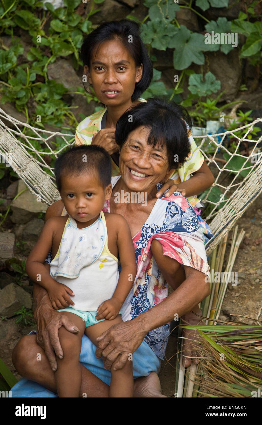 Eine philippinische Familie in einem kleinen Fischerdorf nördlich von EL NIDO - Insel PALAWAN, Philippinen Stockfoto