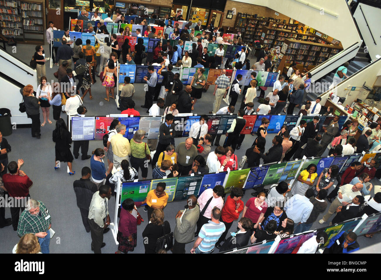 Masse von Familie und Freunden an einer Highschool Wissenschaftsmesse in Greenbelt, Maryland Stockfoto