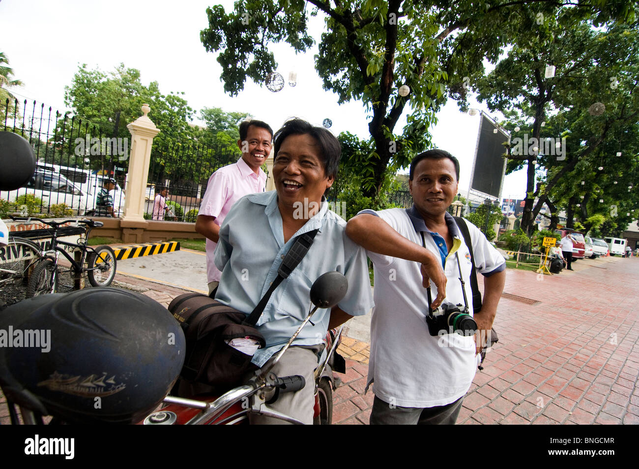 Lokalen philippinische Fotografen benutzen noch alte Mode-Kameras. Stockfoto