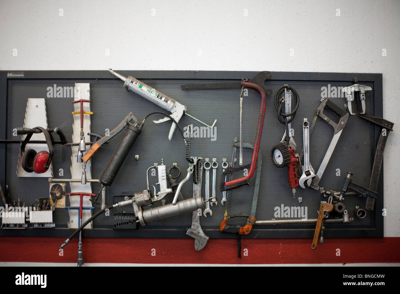 Mechanische Werkzeuge an der Wand Stockfoto