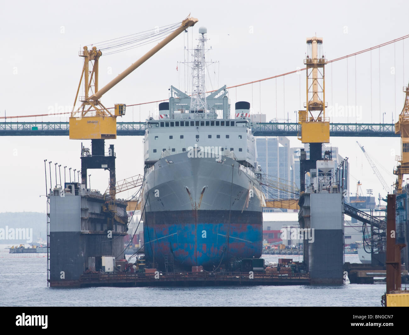 Canadian Navy im Gange Nachschub Schiff HMCS PRESERVER außerdem schwimmenden Trockendock auf der Werft Halifax, NS. Stockfoto