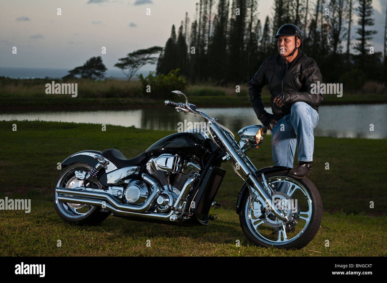 Hawaiian Mann posiert von Straßenmotorrad, Kauai, Hawaii Stockfoto